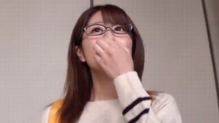 メガネをかけた真面目な素人をナンパし、顔に似合わない巨乳に無断の中出し。