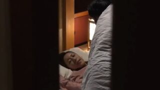 庭師が夫の性行為を覗き見、発情して人妻を強制的にレイプする。