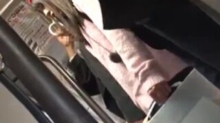 バス内痴漢に襲われた美少女がパンスト越しに愛撫され、膝がガクガクの立ちバック。