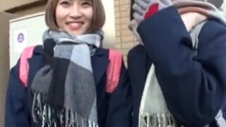 優柔不断なJKがMM号に誘われ、偽の新作リップでチンポリップを塗りたくる。