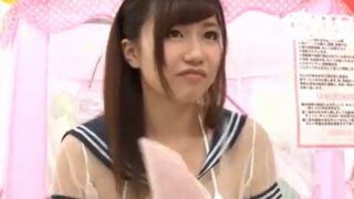 新人女優がテント型密着ピンサロに挑戦し、本番プレイに挑む