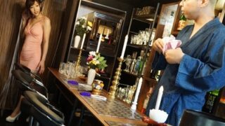 裏路地の『坊主 BAR』、ここで女たちも何でも打ち明ける
