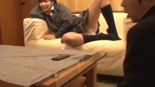 母親がいるのにパンチラで誘惑し、鞄に AV のように同級生を抜く痴女。