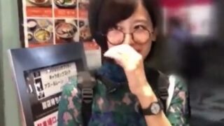 メガネの美大生がナンパされ、実は巨乳を盗撮される