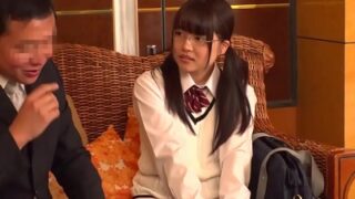 メガネの大人しそうなJKが豹変し、腰振り騎乗位で年上男性を喜ばせる