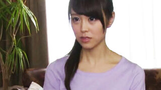 夫の死後、親族に慰められたスレンダー美女