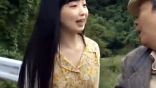 ロリコンの男に誘拐された華奢なロリ少女がいたずらされ、性的に襲われる。