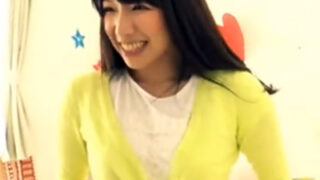 照れながら巨乳妻が初中出し体験