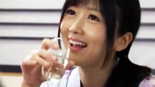 酔っ払ったOLが出張先で同室の後輩と関係を持つ。