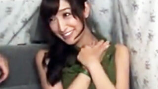 嫌がりながらも胸を晒し、初対面の男に中出しさせる淫乱妻。