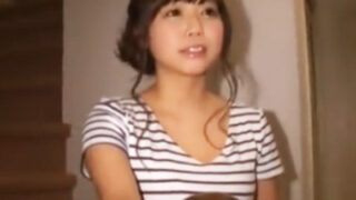 巨乳の童顔女性がカメラの前でオナニーし、ハードファックする。