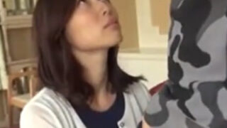 格の違いを感じたチンポを見せられ、不倫セックスでパコる素人奥さん