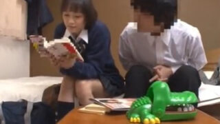 先輩JKに頼み込み童貞を卒業し、ノリで中出しまでしちゃった。