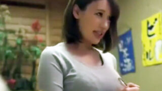 制服のTシャツがサイズ違い、巨乳がパツンと露出し、看板娘が結局犯される。