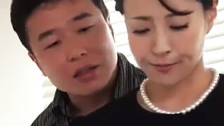 亡き夫の写真の前で未亡人に中出しし写真に収めた不道徳なレイプ