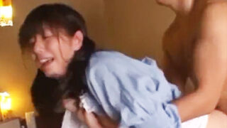 居酒屋で襲われ、泣き叫ぶお姉さん