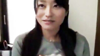 子供と夫が帰宅する直前、不倫相手と乱交し中出し撮影する妻。