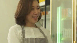 昼は真面目な巨乳妻が夜に淫乱になる