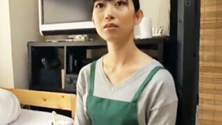 清楚な家政婦がオナニーを披露し、後背位で激しいセックスが始まる。