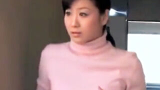 近所の男に尿を晒して犯してほしい淫乱妻