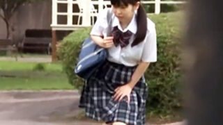 JKが野外で放尿中に襲われ、媚薬入りの肉棒で強姦される。