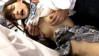 満員電車で媚薬を塗られ強制発情したロリJKがリーマン集団にハメ倒される