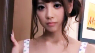 誘う女性が玄関でレイプされる