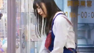 美少女のゲーセン店員がローターで壊れ、罰を受ける