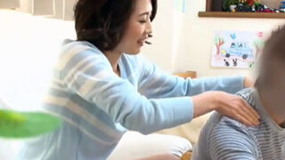 性に飢えたシンパパが息子の同級生ママを盗撮室で食う