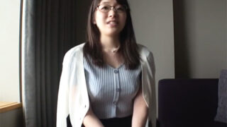 真面目な京都の色白巨乳メガネ素人が天然巨乳を揺らし悶える