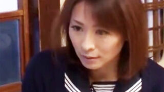 欲求不満の母親がセーラー服姿で義理の息子を誘惑し、関係を持つ。