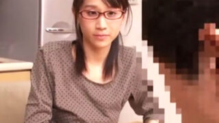 キッチンで息子の性処理をする痴女ママ