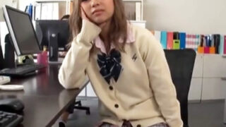 ギャルJKがパンツを見せつけて担任を痴女る。