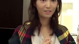 夫が帰宅する直前に、自宅でギリギリまで背徳的なハメ撻ねる。