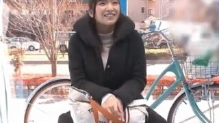 出ちゃう！八重歯の可愛い巨乳人妻を電マチャリに乗せて強制NTR