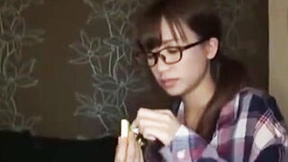 脱がせたら止まらない巨乳の地味メガネ女子、中出し我慢できず