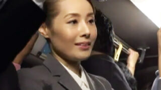 忘れられた淑女が肉棒の感触にうっとりし、痴漢も拒めない