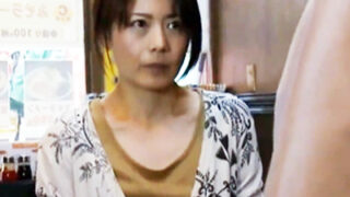 背徳感のある行為で熟女妻が激しく快楽に溺れる。