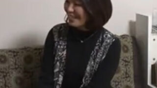 無防備な熟女妻の膣に若い男性の精液が中出しされる