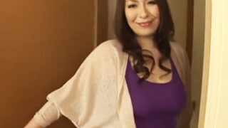 変態妻が和室で息子の家庭教師と性的関係を強要する。