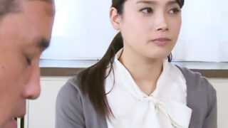 美人妻がエロティックな男性に陥り、快楽に溺れる。