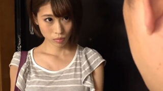 スレンダー美人妻の色気に耐えられず中出しで奪取