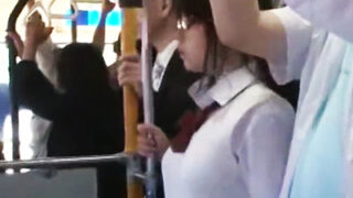 地味なメガネJKが通学バスで痴漢に襲われ、2穴同時に姦通される衝撃映像