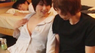 四十路の淫乱マダムが息子の友人を誘惑し中出しする。