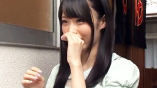 可愛い彼女が壁からチンポを突き出し、マンコに生挿入し彼氏を当てる