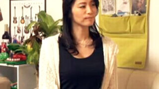 クールビューティな奥様を連れ込み、中出しで決める