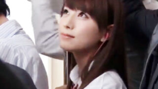 満員電車で制服美少女を狙った痴漢レイプ