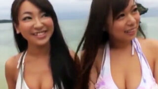 ビーチでナンパした爆乳美女コンビが浜辺で青姦乱交