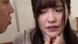 抵抗できない美少女が車内で全員に襲われる。