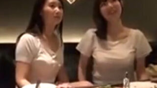 二人が二組の素人娘をナンパし、すぐにホテルに連れ込んで乱交する。